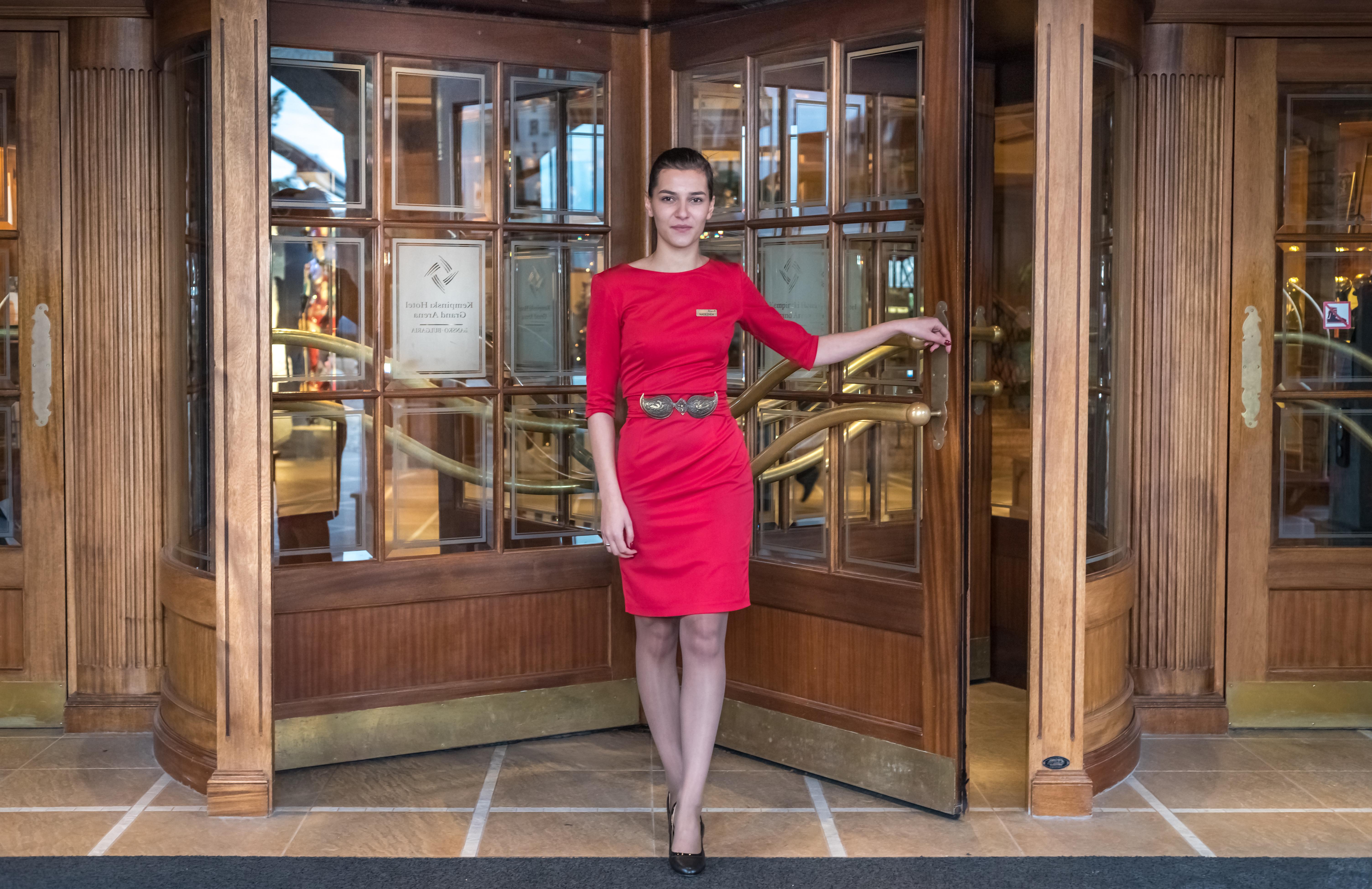 Kempinski Hotel Grand Arena Bansko Ngoại thất bức ảnh A doorwoman at the entrance of a hotel