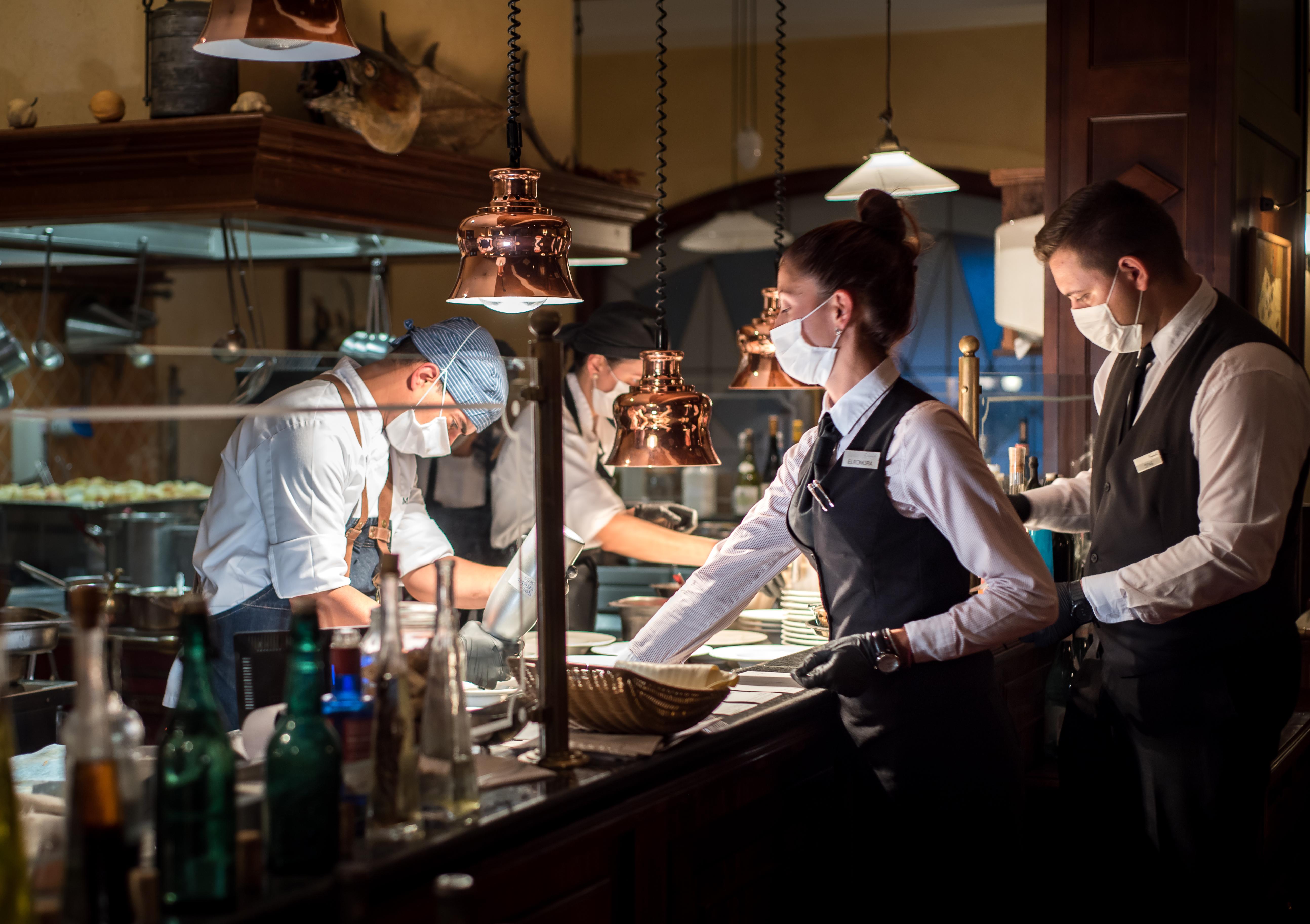 Kempinski Hotel Grand Arena Bansko Ngoại thất bức ảnh Restaurant staff wearing masks in Italy